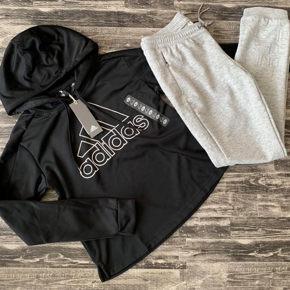black adidas sweatpants outfit
